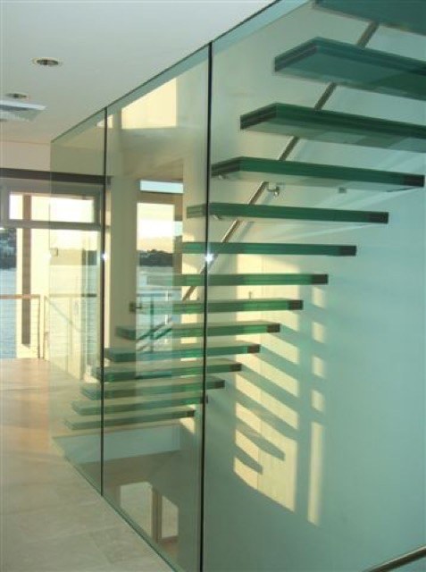 Level glass stairs