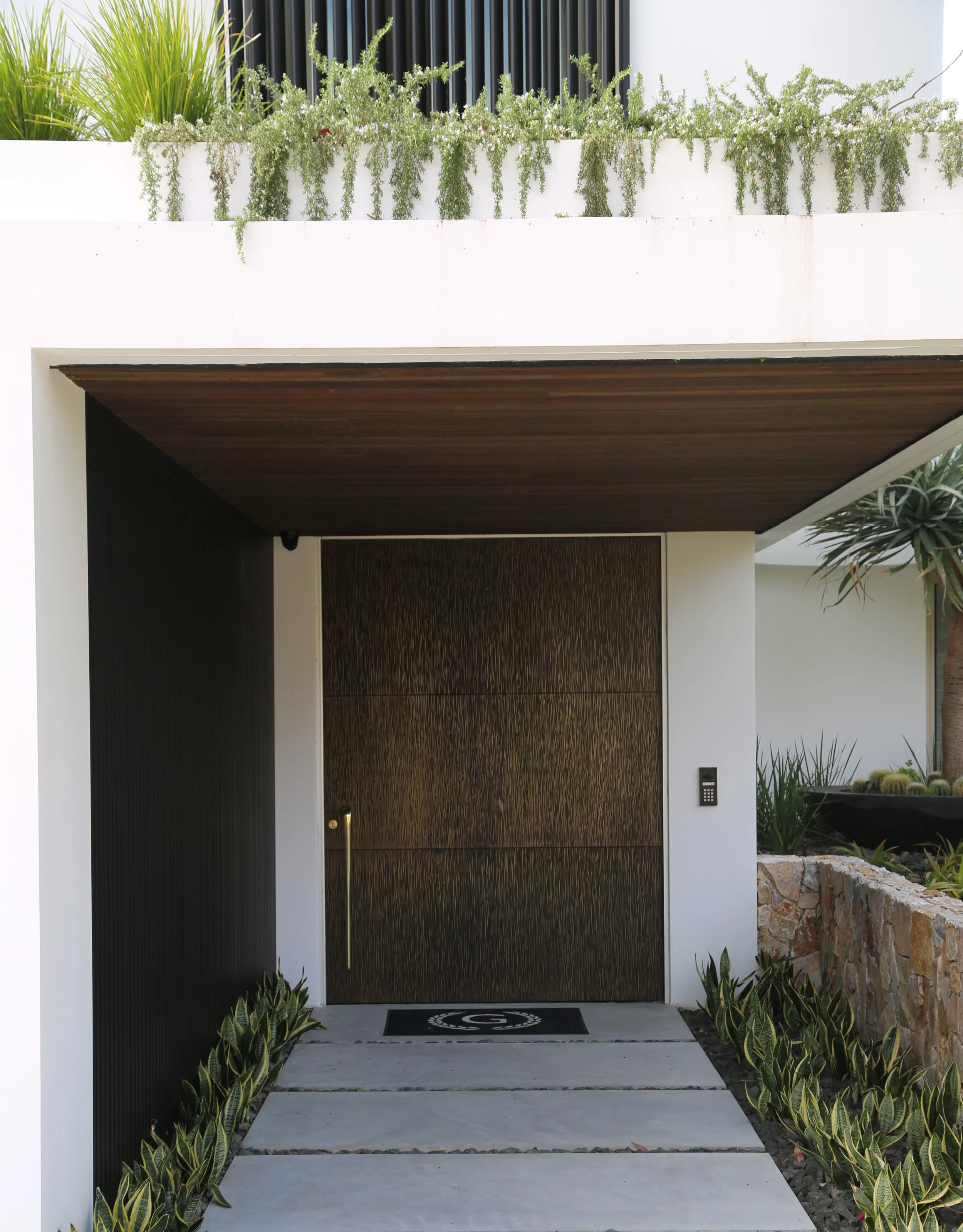 Cortex Design | Bronze Smooth/Cast Black Florentine